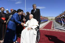 Papa Francisc revine în Italia după vizita în Mongolia. Ultima slujbă, ţinută dintr-un scaun cu rotile