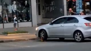 "Nicio şansă. Nu o rupe". Un gălăţean care nu a vrut să plătească 2 lei pentru parcare, filmat în timp ce încearcă să scoată "caracatița" de pe roată