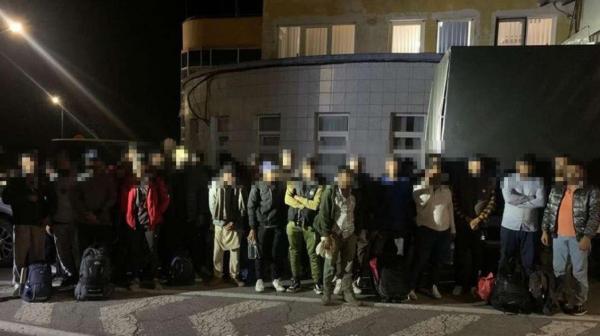 Zeci de pakistanezi și indieni, îndesați într-o dubă, printre instalaţii sanitare. Încercau să treacă ilegal graniţa în Ungaria
