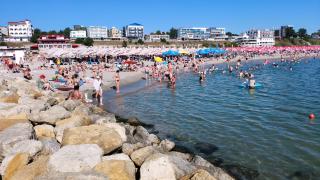 Peste 60.000 de turişti s-au înghesuit la plajă, înainte de începerea şcolii. Steagul roşu e spaima românilor: cum a fost apa mării la final de sezon