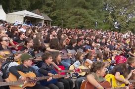 Concert colectiv de chitară: 700 de muzicieni au cântat la unison la Sibiu. "Poţi să îţi dezvolţi foarte bine latura artistică şi să te dezvolţi tu ca şi persoană"