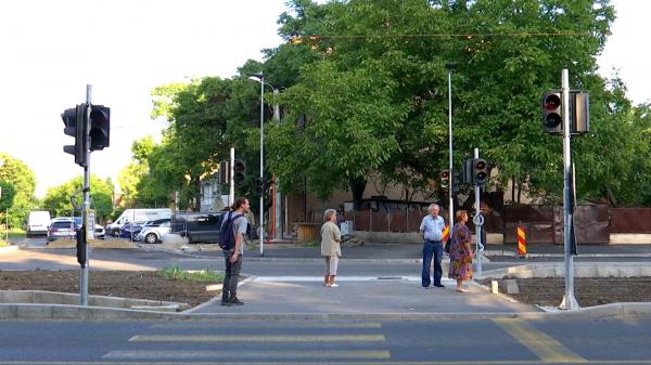 Oraşul din România unde o singură trecere de pietoni are 24 de semafoare. Şoferii, hipnotizaţi: "Nici nu ştii la care să te uiţi"