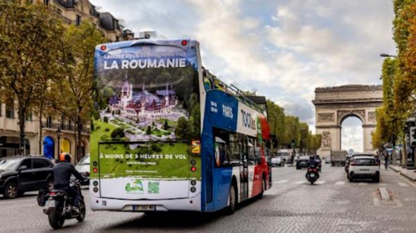"Lăsaţi-vă surprinşi de România". Ţara noastră se promovează ca destinaţie turistică pe autobuzele şi panourile publicitare din Paris