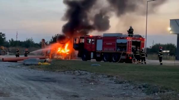 Un utilaj pentru asfaltare a izbucnit în flăcări, în parcarea unui centru comercial de lângă Timişoara. Terifiaţi, localnicii au sunat la 112