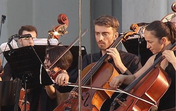 Mii de pasionaţi de muzică clasică au participat la Promenada Operei, eveniment care deschide stagiunea Operei Naţionale Bucureşti