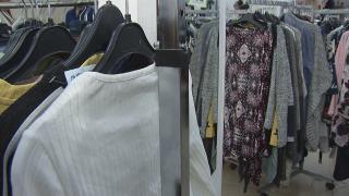 Mall-urile încep să piardă clienţi. Trendul care a luat amploare în România: cum se vând hainele second hand