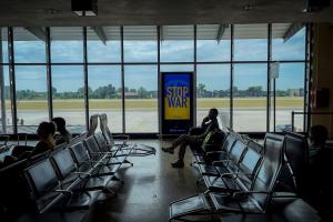 Români blocaţi pe aeroportul din Treviso, după ce o companie aeriană a amânat de mai multe ori zborul spre Cluj