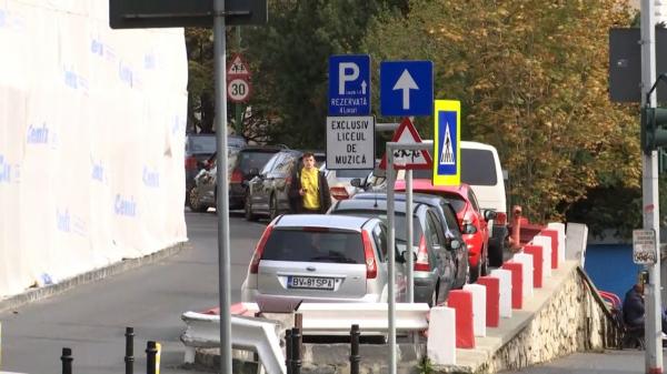 "Cine greșește, plătește!" Măsura luată de autoritățile din Brașov, disperate că turiștii parchează pe interzis și paralizează traficul