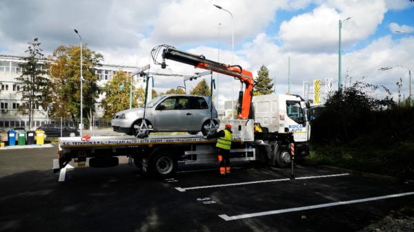 Oraşul din România în care se ridică maşinile parcate ilegal în 5 minute. 1.000 de lei taxa de recuperare