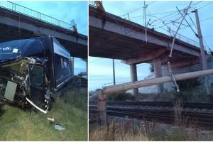 Un șofer a căzut cu TIR-ul de pe un pod, în Brăila. Camionul a rupt un stâlp și s-a prăbușit pe calea ferată