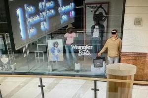 Furt ca-n Brigada Diverse: un tânăr s-a prefăcut că-i manechin, într-un mall din Varșovia, apoi a dat iama în bijuterii și haine