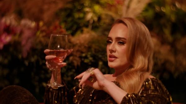Adele dezvăluie că a fost dependentă de alcool ani la rând. Motivul pentru care ar fi renunţat la viciu