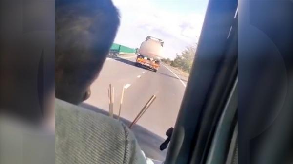 Şofer ucrainean băut bine, la volanul unei autocisterne, pe Autostrada Soarelui. Disperaţi, ceilalţi şoferi au chemat Poliţia să-l oprească