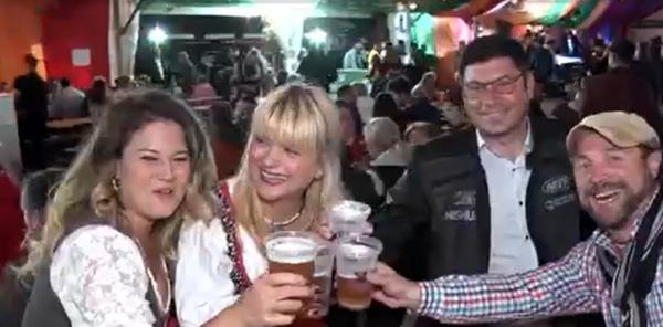 Oktoberfest la Sibiu. Localnicii s-au bucurat de muzică nemţească, specialităţi bavareze şi bere şi belşug