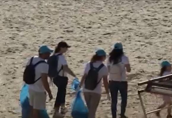 Voluntarii au strâns 2 tone de gunoaie în doar câteva ore de pe plajele din Constanţa: "Aşteptăm şi turiştii, la anul, să ne ajute"