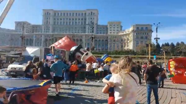 Toboganul gonflabil răsturnat de vânt în Piața Constuției, cu tot cu copiii care se dădeau pe el, ar fi fost prins doar cu câteva cărămizi