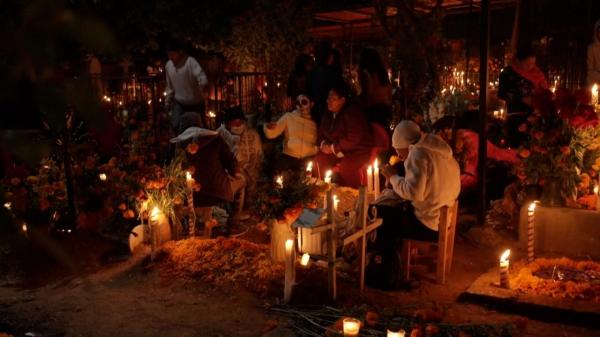 Ziua Morţilor, celebrată în cimitirele din Mexic şi Peru. Familiile celor plecaţi în Ceruri s-au adunat pentru a-i comemora cu muzică, dans şi machiaje extravagante