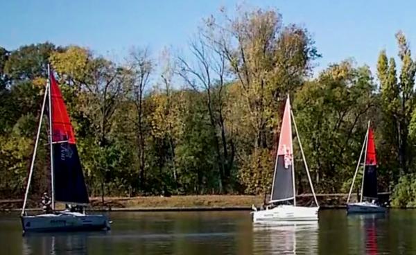 Pasionaţii de sailing s-au mutat de la mare pe lacul Herăstrău, la campionatul "Match Racing". Cât costă un curs de începători 
