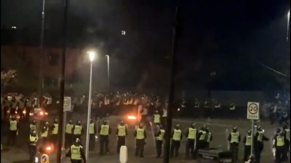 Lupte de stradă cu poliţia în Edinburgh. Cel puţin 100 de tineri au aruncat cu artificii şi cocktailuri molotov în agenţi