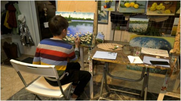 Un copil de 10 ani din Oradea a cucerit Parisul. Dragoș are zeci de tablouri expuse în muzeul Luvru. Este invitat anul viitor la festivalul de la Cannes
