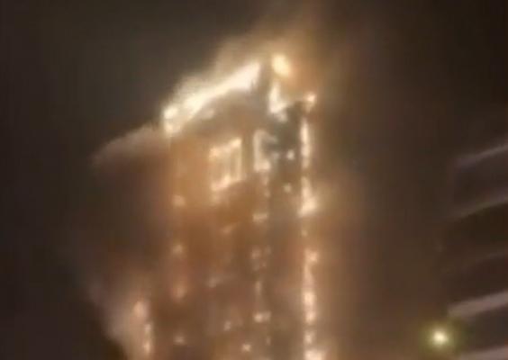 Un bloc cu 10 etaje, înghițit de flăcări, în Turcia. 100 de pompieri şi 33 de maşini de intervenţie s-au luptat cu flăcările pornite de la o cafenea de la parter