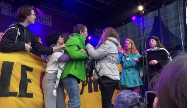 Un bărbat a încercat să-i smulgă microfonul Gretei Thunberg. Activista a susţinut mesaje pro-palestiniene la un miting pentru climă