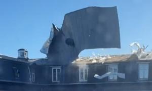 Momentul în care vântul puternic spulberă acoperişul unui liceu. Furtuna Frederico loveşte cu forţa unui uragan în Franţa