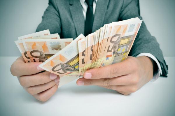 Numărul românilor care au în bancă peste 100.000 euro a crescut cu 20% în ultimul an. Câţi bani au aceştia în conturile lor