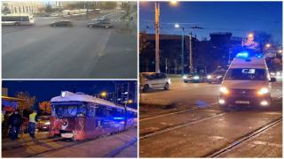 Momentul în care două tramvaie se ciocnesc violent într-o intersecţie din Timişoara. Două persoane au ajuns la spital după impact