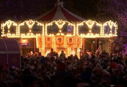 Târgul de Crăciun din Cluj s-a deschis cu o lună înainte de Sărbători. Studiile spun că dacă intri mai repede în atmosferă, devii mai fericit şi mai optimist