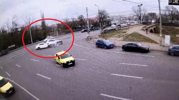 Lexus vs. Mercedes, pe un drum din Iaşi. Momentul în care doi moldoveni îşi fac praf bolizii la Podul de Piatră a fost filmat