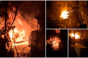 Şase maşini distruse total de un puternic incendiu izbucnit în parcarea unui bloc din Timișoara. Pagubele sunt enorme