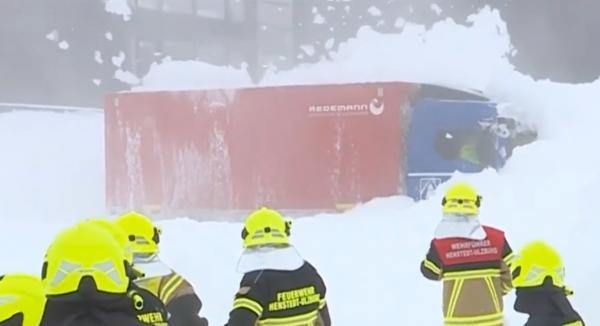 Intervenţie bizară pentru pompierii din Hamburg: au fost chemaţi să cureţe maşinile de spuma folosită la stins incendiile. Nu ei o aruncaseră