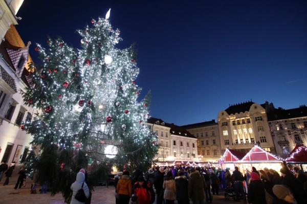 Târgul de Crăciun din Bratislava. Unul dintre cele mai frumoase târguri de sărbători din Europa își atrage vizitatorii cu prețuri la jumătate față de Budapesta sau Viena