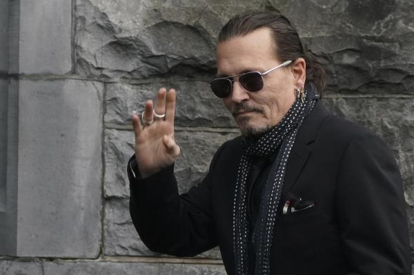 Johnny Depp a participat la funeraliile lui Shane MacGowan, legendarul solist al trupei The Pogues. Înmormântarea a fost atipică, în stilul irlandez
