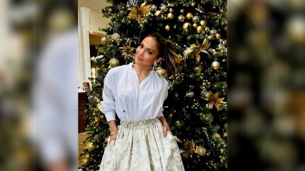 Bucuria lui Jennifer Lopez în faţa bradului de Crăciun. Cum şi-a împodobit JLo casa