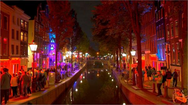 Amsterdam îşi schimbă polul distracţiei. Unde și când va fi mutat celebrul cartier roşu