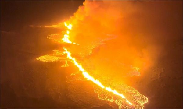 Un vulcan inactiv de 800 de ani a erupt în Islanda. Erupția a fost atât de puternică încât a luminat cerul. Lava s-a scurs cu 200 de metri cubi pe secundă