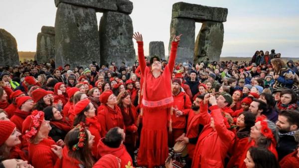 Tradiţie de sute de ani la monumentul Stonehenge din UK. Oamenii s-au adunat pentru a sărbători solstiţiul de iarnă şi faptul că ziua începe să crească