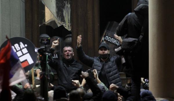 Serbia fierbe. Protestatarii cer anularea rezultatelor alegerilor parlamentare, favorabile lui Vucic. Lidera Opoziţiei, de origine română, în greva foamei