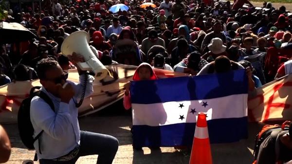 "Exodul sărăciei". O caravana cu 8.000 de migranţi din America Latină se îndreaptă spre SUA