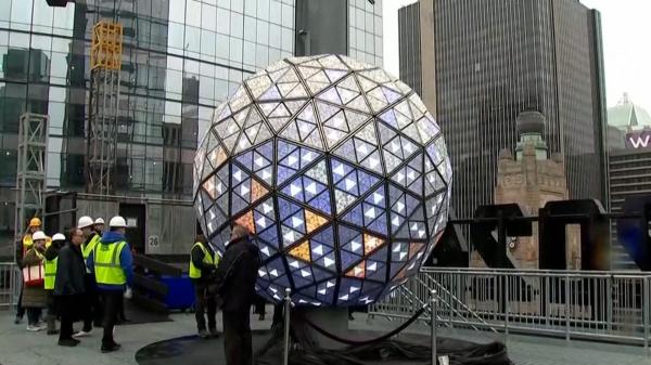 Newyorkezii, pregătiţi să întâmpine noul an în stilul tradiţional: Globul din Times Square a fost instalat cu succes