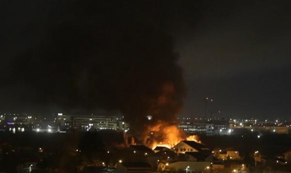 Incendiu în cartierul Străuleşti, un service auto a ars din temelii. Localnicii au ieşit speriaţi din case şi au sunat la 112