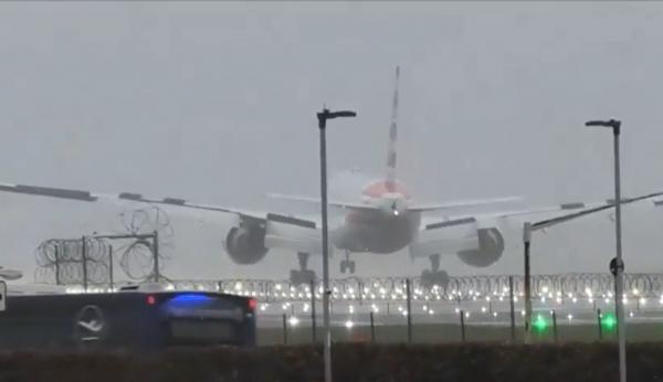 Aterizare cu emoţii pe aeroportul Heathrow din Londra, din cauza furtunii Geerit. Pilotul a reuşit cu greu să aterizeze pe pistă