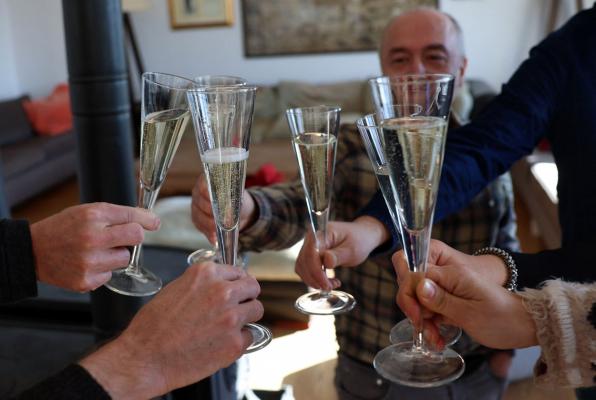 Cum alegem vinul sau şampania în funcţie de ce preparate servim de Anul Nou 2024