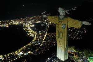 Statuia Hristos Mântuitorul din Rio de Janeiro, îmbrăcată cu tricoul lui Pele. Legendarul fotbalist a murit la 82 de ani, în decembrie 2022
