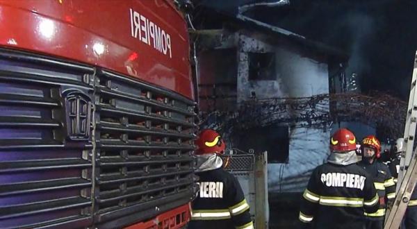 Incendiu devastator în Ilfov. Proprietarul s-a ales cu arsuri pe faţă şi pe mâini după ce a încercat să stingă singur flăcările