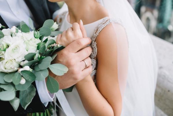 10 cupluri se vor căsători de Revelion, la Poarta Sărutului. Ce reguli trebuie să respecte tinerii