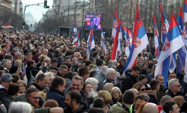 Protestele din Belgrad continuă. Zeci de mii de oameni s-au adunat pe străzi în cea mai mare manifestaţie faţă de alegerile parlamentare