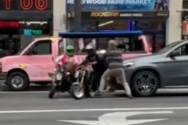 Actorul Ian Ziering şi-a împărţit pumni şi picioare cu mai mulţi motociclişti, după o şicanare în trafic în LA